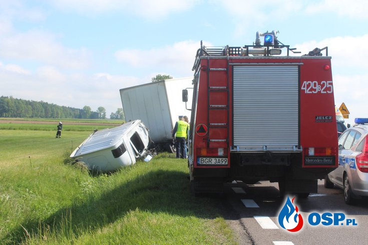 Czołowe zderzenie ciężarówki i samochodu osobowego na DK 61. OSP Ochotnicza Straż Pożarna