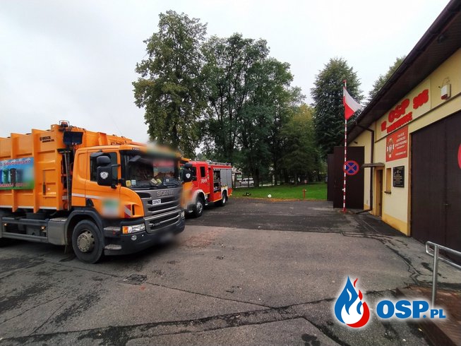 "Rzadko zdarza się, że pożar przyjeżdża do nas". Płonąca śmieciarka pod remizą OSP Parzniewice. OSP Ochotnicza Straż Pożarna