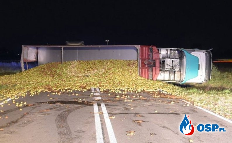 20 ton jabłek na drodze po zderzeniu ciężarówki z osobówką. OSP Ochotnicza Straż Pożarna