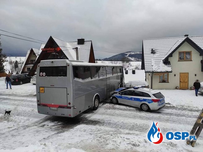 Policyjny radiowóz zderzył się z autokarem wiozącym dzieci OSP Ochotnicza Straż Pożarna