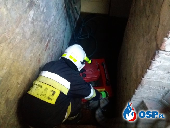 Zalana piwnica po intensywnych opadach deszczu OSP Ochotnicza Straż Pożarna