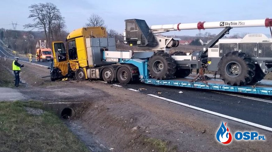 Czołowe zderzenie auta z ciężarówką w Kurowie. Zginął 68-letni kierowca. OSP Ochotnicza Straż Pożarna