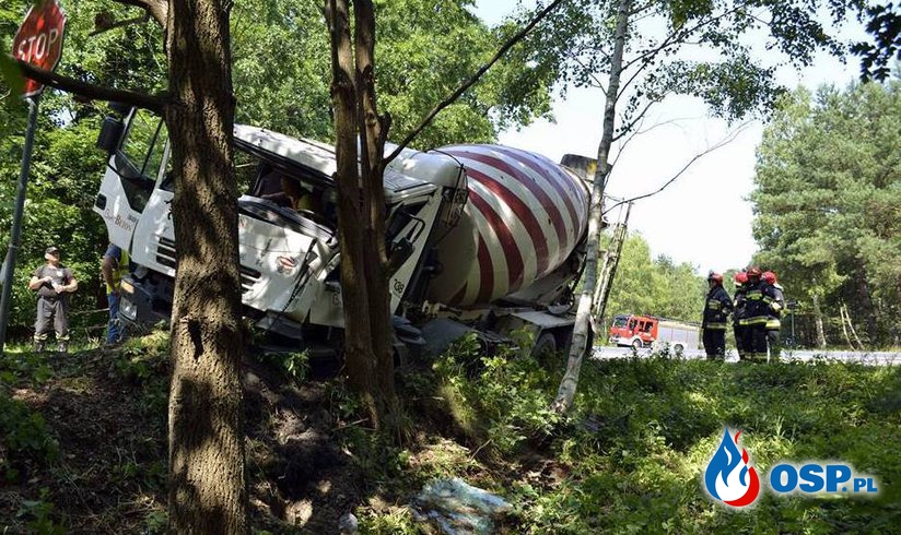 Wypadek betoniarki w Bydgoszczy. Kierowca został zakleszczony w kabinie. OSP Ochotnicza Straż Pożarna