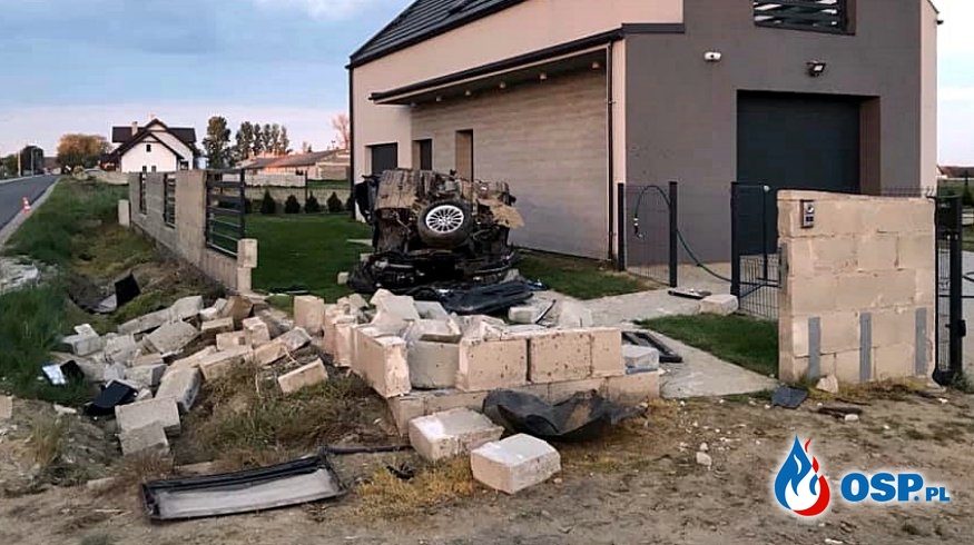 BMW staranowało mur i dachowało na trawniku posesji OSP Ochotnicza Straż Pożarna