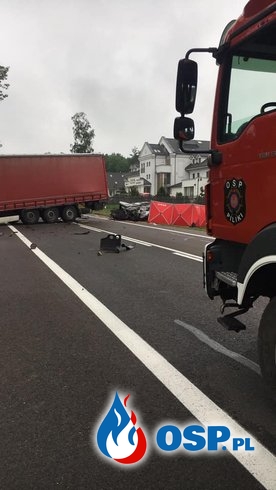 23-letni kierowca nie żyje. Wjechał autem wprost pod ciężarówkę. OSP Ochotnicza Straż Pożarna