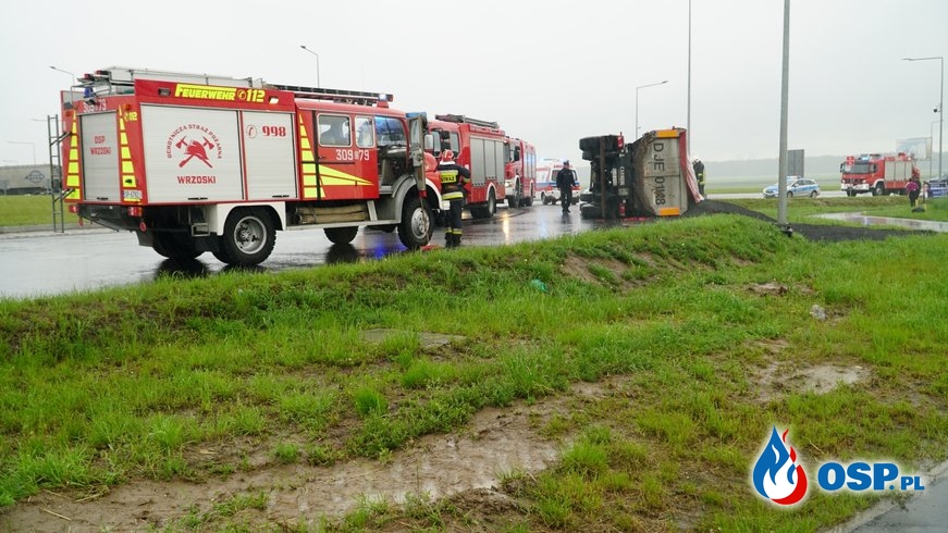 Ciężarówka przewróciła się na rondzie pod Opolem. Kierowca zabrany śmigłowcem LPR. OSP Ochotnicza Straż Pożarna