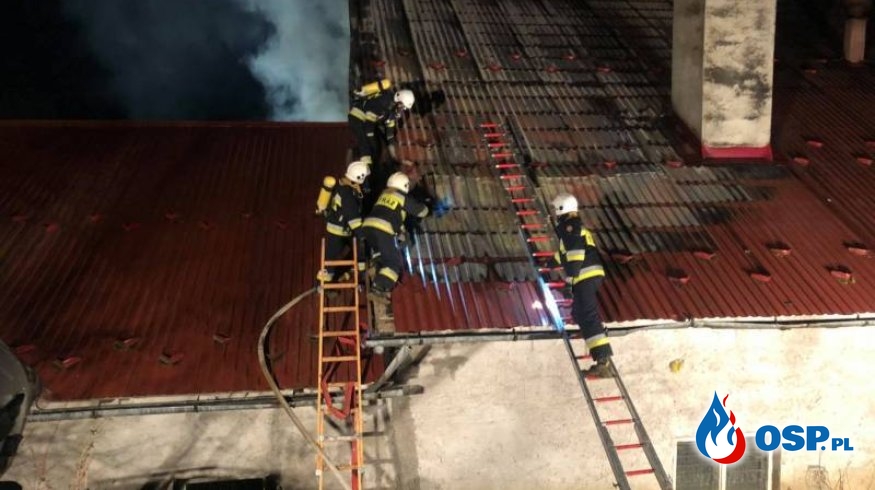12 zastępów strażaków gasiło pożar w Janczowej. Jedna osoba wymagała pomocy medycznej. OSP Ochotnicza Straż Pożarna