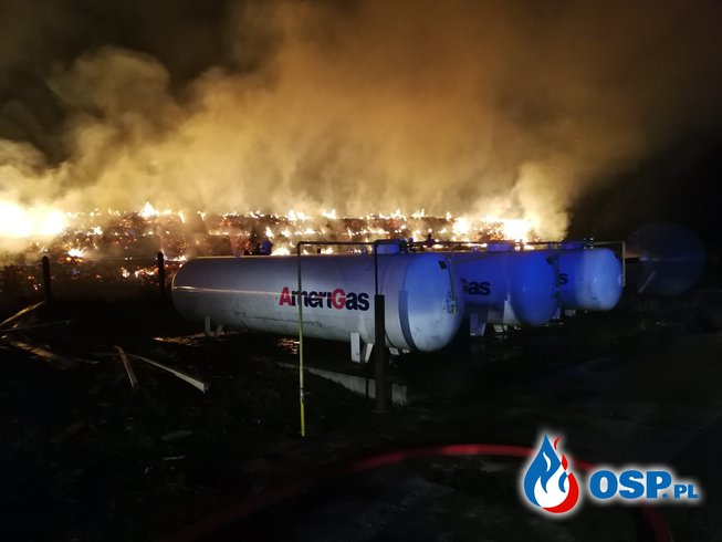 Pożar 550 balotów słomy i zagrożone trzy zbiorniki propan - butan OSP Ochotnicza Straż Pożarna