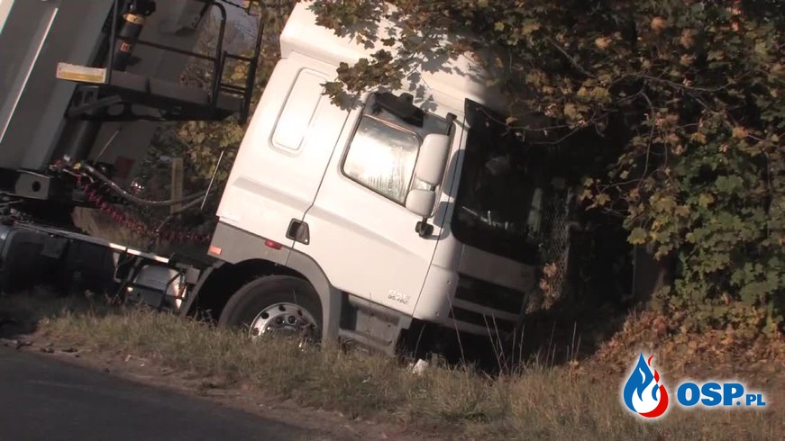 Samochód osobowy zmiażdżony przez ciężarówkę. Dwie osoby nie żyją. OSP Ochotnicza Straż Pożarna