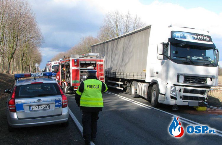 Tragiczny wypadek na Opolszczyźnie. Ciężarówka zderzyła się czołowo z osobową toyota. OSP Ochotnicza Straż Pożarna