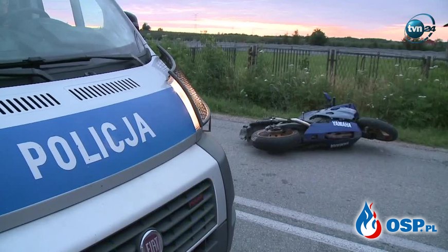 Motocyklista chciał ominąć traktor, zderzył się czołowo z samochodem. Dwie osoby nie żyją. OSP Ochotnicza Straż Pożarna