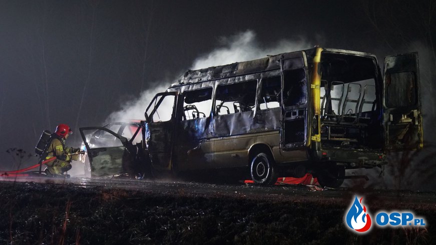 Czołowy wypadek busa z nastolatkami i samochodu osobowego. Jedna osoba spłonęła. OSP Ochotnicza Straż Pożarna