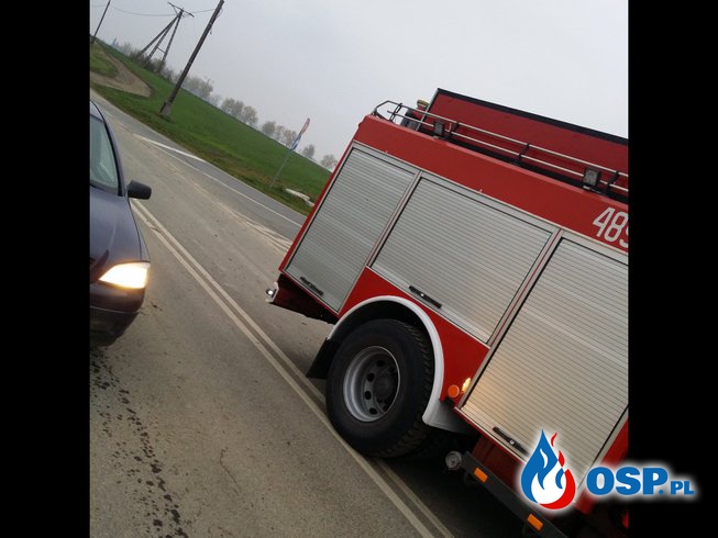 Rozlany olej na całej ulicy w Białej OSP Ochotnicza Straż Pożarna
