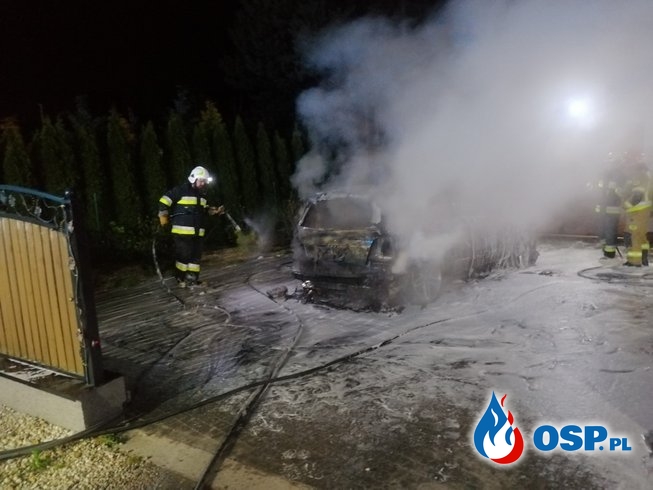 Nocny pożar samochodu w Konradowej. Auto doszczętnie spłonęło. OSP Ochotnicza Straż Pożarna