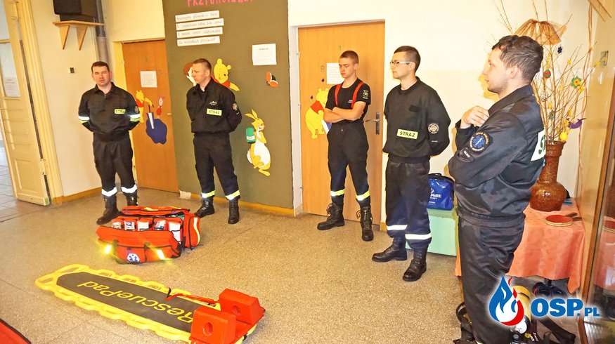 Pokaz Ratownictwa medycznego w szkole w Różannie OSP Ochotnicza Straż Pożarna