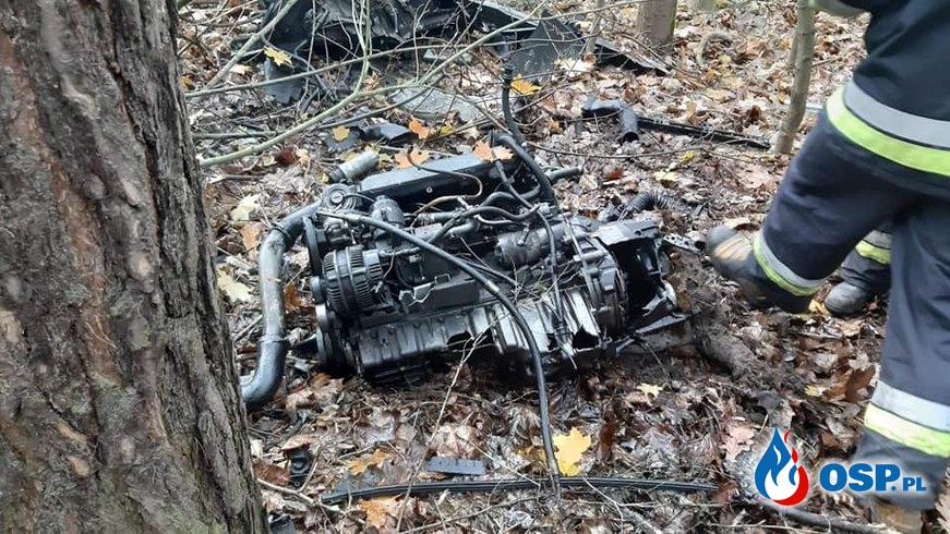 BMW rozpadło się na pół po uderzeniu w drzewo OSP Ochotnicza Straż Pożarna