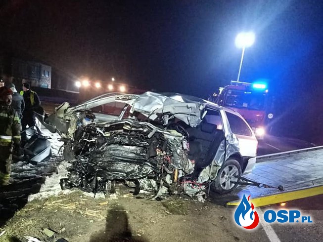26-letni kierowca zginął w wypadku na Pomorzu. Auto rozbiło się na drzewie. OSP Ochotnicza Straż Pożarna