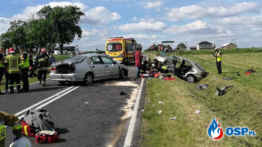 Dwie osoby zginęły w wypadku. "Przez brawurę młodego kierowcy". OSP Ochotnicza Straż Pożarna