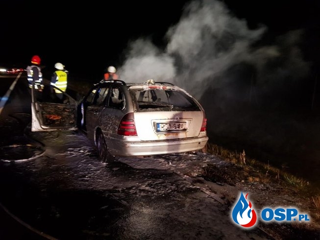 Mercedes zapalił się na autostradzie A4. Kierowca zdążył uciec przed ogniem. OSP Ochotnicza Straż Pożarna