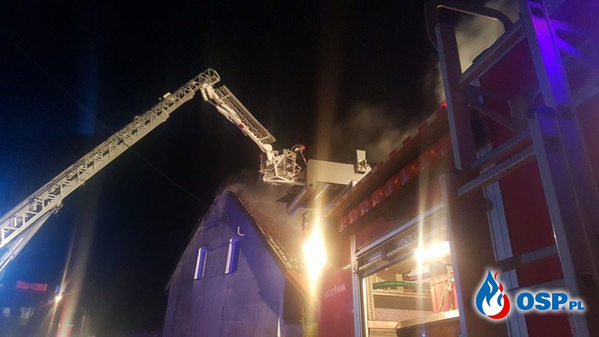 Pożar domu w Pieniężnie pozbawił dachu nad głową trzy rodziny. OSP Ochotnicza Straż Pożarna