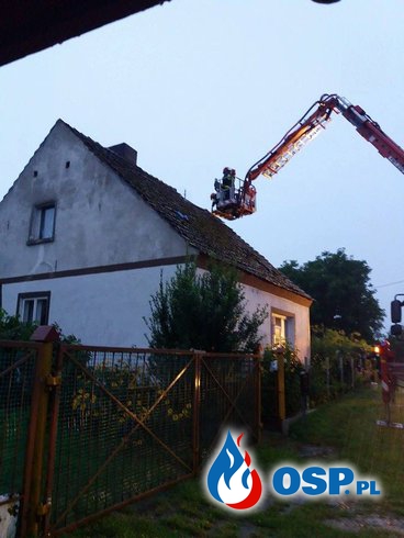 Piorun uderzył  w budynek mieszkalny OSP Ochotnicza Straż Pożarna