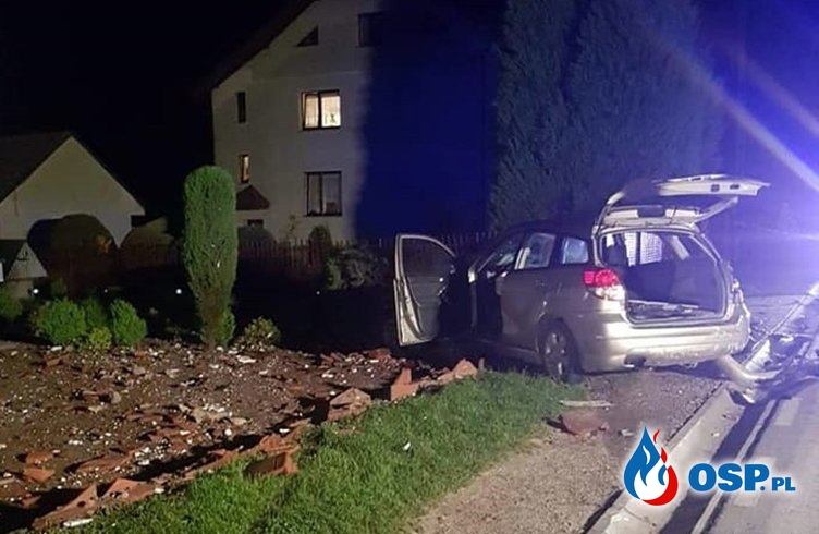 19-latek zginął w wypadku pod Iłżą. Rozbił auto na ogrodzeniu. OSP Ochotnicza Straż Pożarna