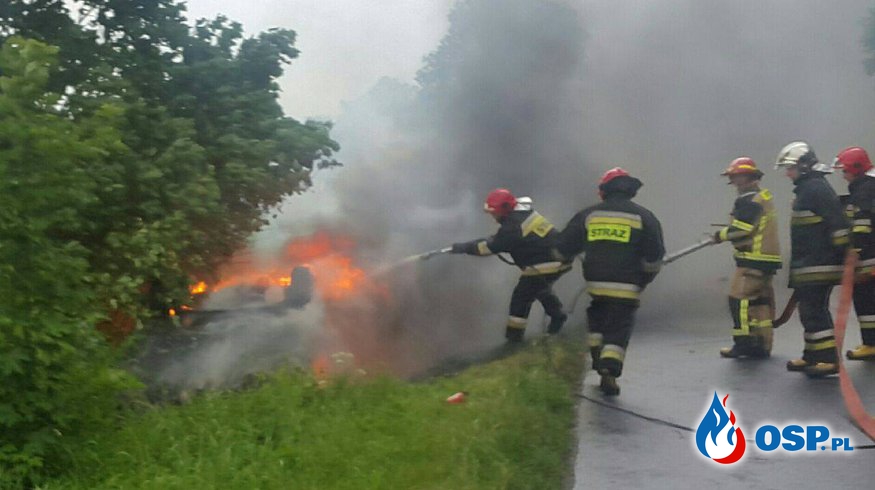 Samochód osobowy dachował w rowie i stanął w ogniu! OSP Ochotnicza Straż Pożarna