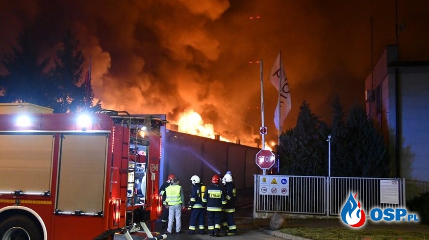 Zakład produkujący meble w ogniu. Ogromny pożar w Turku. OSP Ochotnicza Straż Pożarna