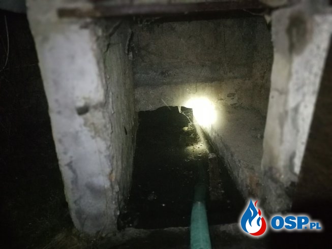 Pięknięta rura w piwnicy przyczyną zalania OSP Ochotnicza Straż Pożarna
