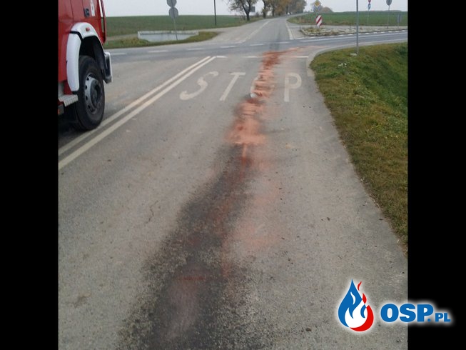Rozlany olej na całej ulicy w Białej OSP Ochotnicza Straż Pożarna