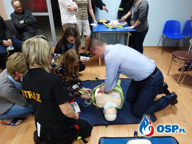 Pierwsza pomoc z AED na Kompleksie Basenów NEMO w Pusktowie Osiedlu OSP Ochotnicza Straż Pożarna