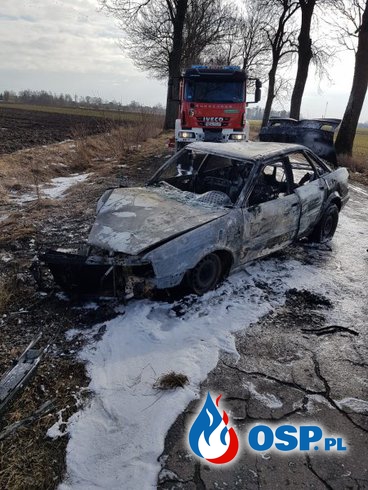 Pijany kierowca utknął w płonącym aucie. Uratowała go kobieta przejeżdżająca obok. OSP Ochotnicza Straż Pożarna