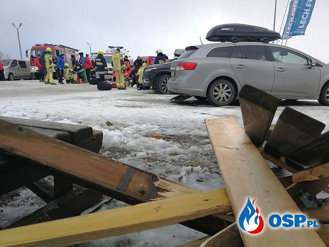 Oderwany dach wpadł na turystów. 2 osoby nie żyją po tragicznym wypadku w Bukowinie Tatrzańskiej. OSP Ochotnicza Straż Pożarna