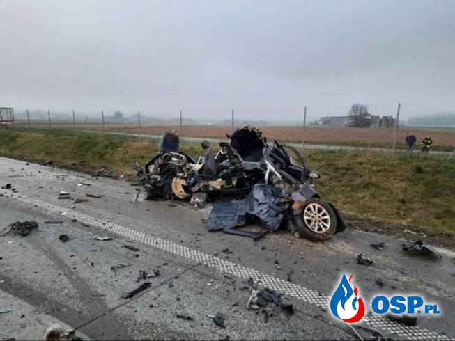 Dwie osoby zginęły w zderzeniu BMW z ciężarówką. Auto jechało trasą S17 pod prąd. OSP Ochotnicza Straż Pożarna