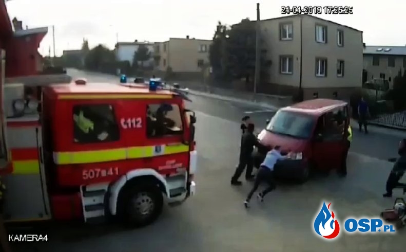 Bezmyślny kierowca zablokował wyjazd strażakom. Z pomocą ruszyli przechodnie. OSP Ochotnicza Straż Pożarna
