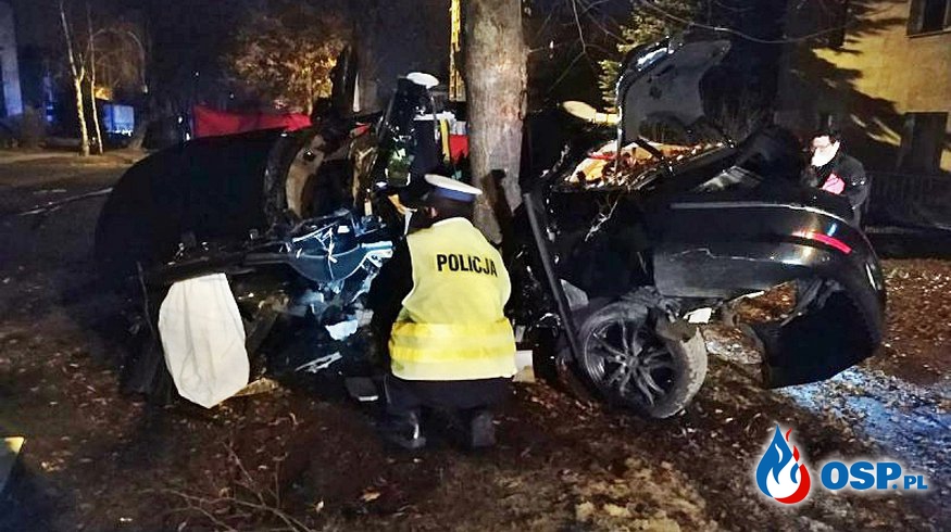 Auto owinęło się wokół drzewa, zginęło dwóch młodych mężczyzn. Tragiczny wypadek w Lublinie. OSP Ochotnicza Straż Pożarna