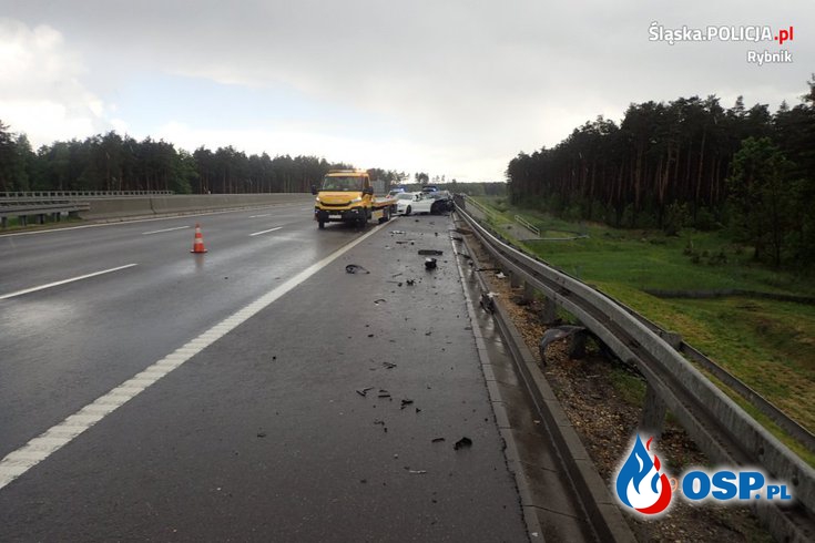Kierowca BMW staranował auto na pasie awaryjnym autostrady. Nie żyje jedna osoba. OSP Ochotnicza Straż Pożarna