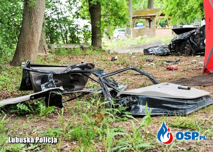 Trzech nastolatków zginęło w wypadku. Ich auto dachowało i uderzyło w mur. OSP Ochotnicza Straż Pożarna