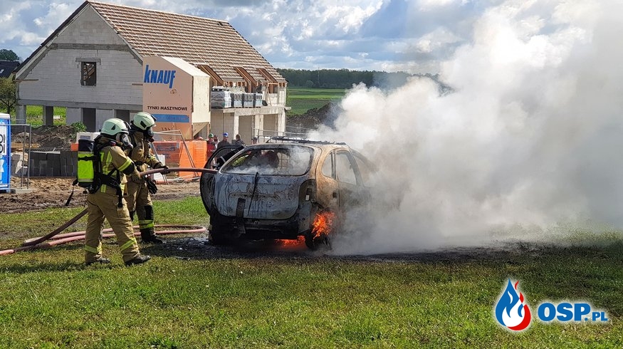 Pożar samochodu w Opolu. Auto doszczętnie spłonęło. OSP Ochotnicza Straż Pożarna
