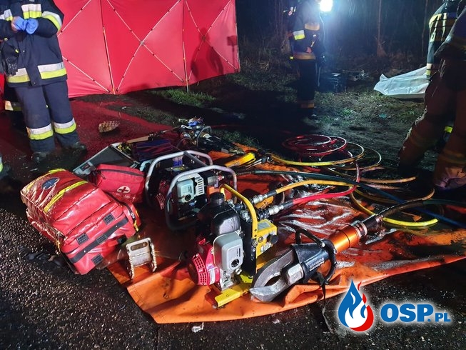 Tragiczny wypadek w Wielkopolsce. Strażacy używali aż trzech zestawów hydraulicznych. OSP Ochotnicza Straż Pożarna