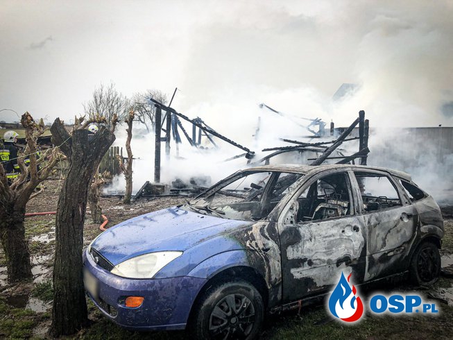 Spłonęły 2 samochody, kolejny został uszkodzony. Pożar garażu pod Choszcznem. OSP Ochotnicza Straż Pożarna
