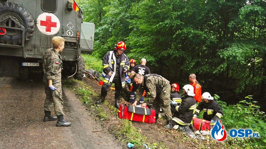 Wypadek wojskowej sanitarki. Samochód uderzył w drzewo, czterech żołnierzy zostało rannych! OSP Ochotnicza Straż Pożarna