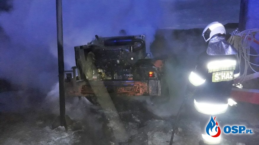 Maszyna rolnicza stanęła w ogniu. 4 zastępy strażaków w akcji. OSP Ochotnicza Straż Pożarna