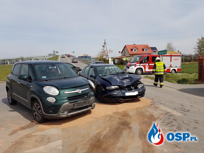 Kolizja dwóch aut osobowych w miejscowości Kalinówka OSP Ochotnicza Straż Pożarna