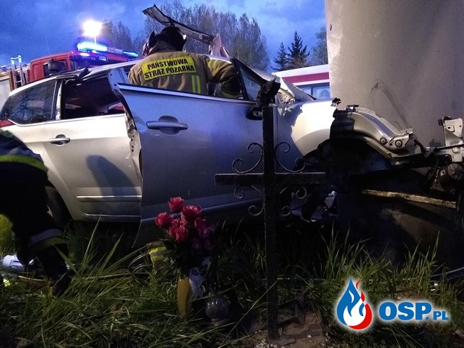 Tragiczny wypadek na A4. Samochód wbił się w betonowy filar. OSP Ochotnicza Straż Pożarna