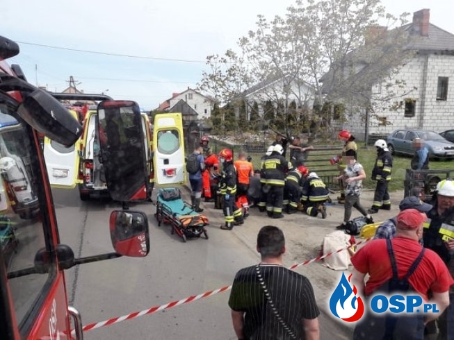 Pijany kierowca audi potrącił chłopców na chodniku i uderzył w drzewo OSP Ochotnicza Straż Pożarna