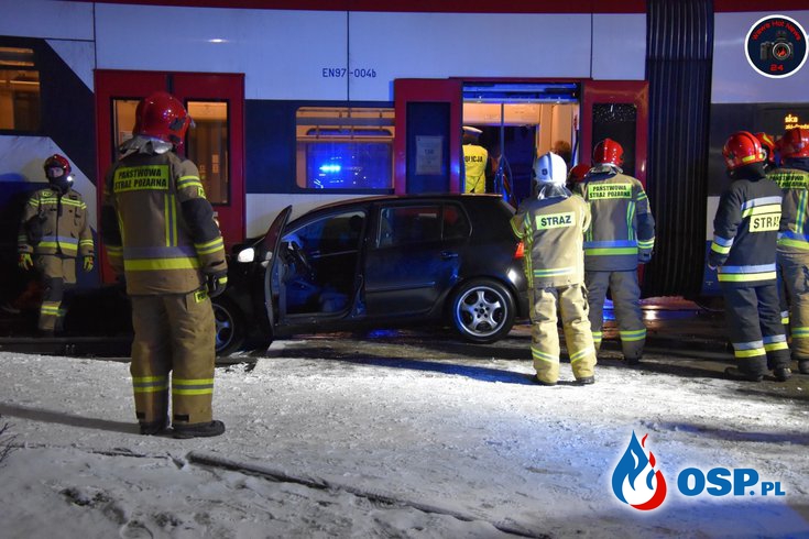 Wypadek na przejeździe kolejowym. Kierowca auta trafił do szpitala. OSP Ochotnicza Straż Pożarna