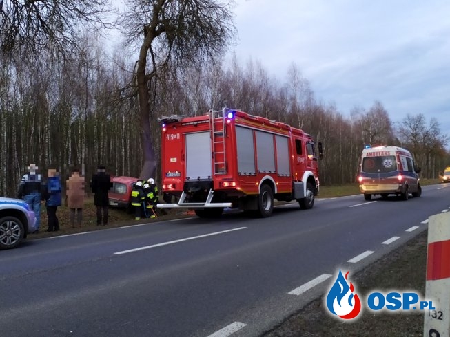 Samochód uderzył w drzewo - Wypadek na DK60 OSP Ochotnicza Straż Pożarna