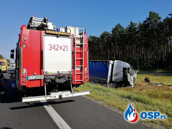 Ciężarówka, auto dostawcze i osobówka zderzyły się na S10. Dwie osoby trafiły do szpitala. OSP Ochotnicza Straż Pożarna