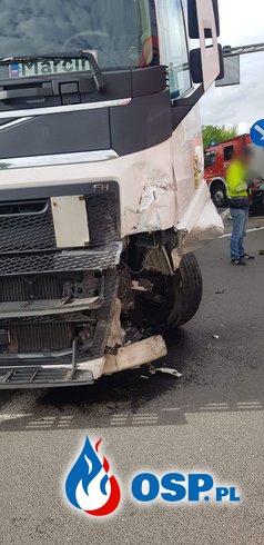 Czołowe zderzenie auta z ciężarówką na DK7. Po ranną kobietę przyleciał śmigłowiec LPR. OSP Ochotnicza Straż Pożarna